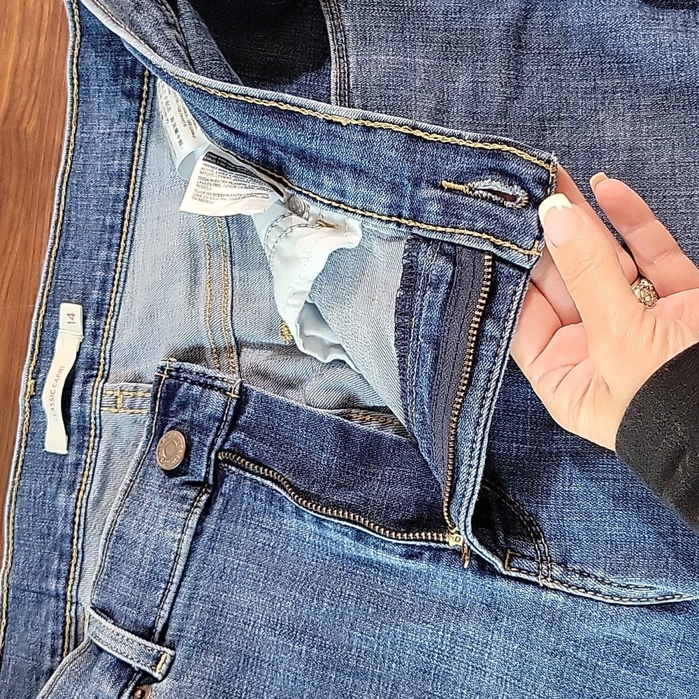 LEVI'S CLASSIC CAPRI JEANS - Picture 7 of 11